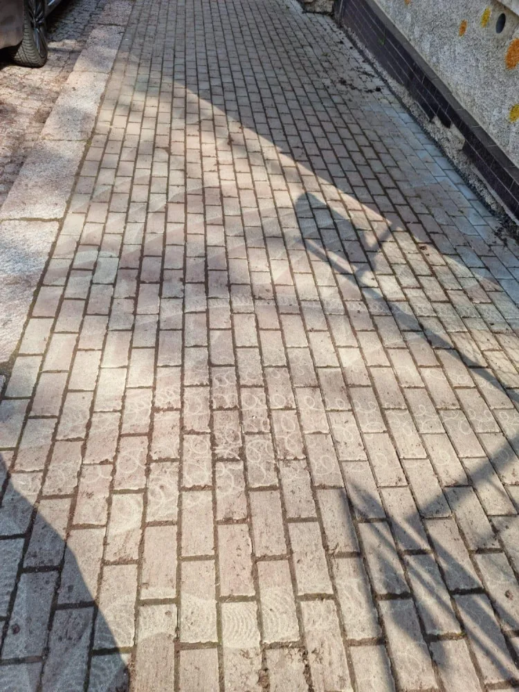 Úlomky v areálu školky po neodborném očištění střechy