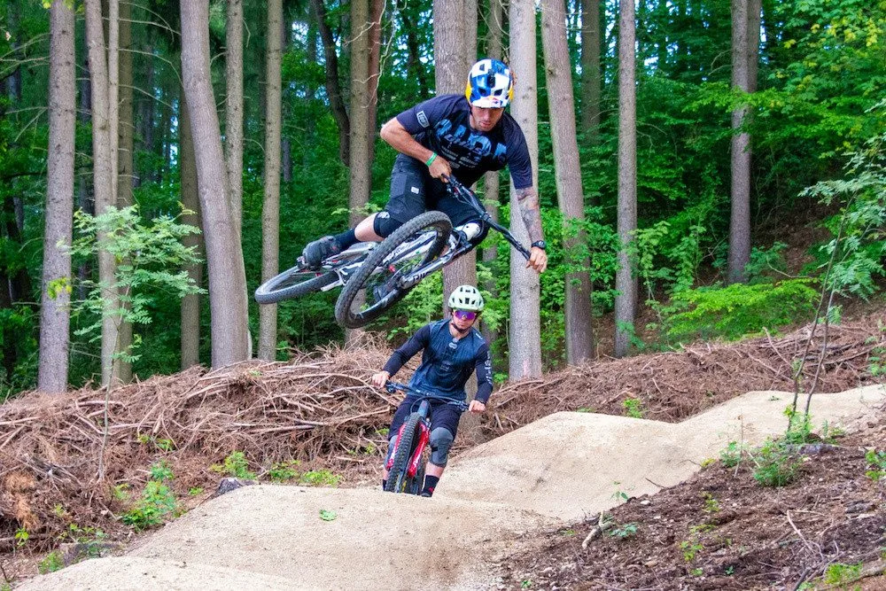 Nové trasy pro cyklisty ve Vratislavicích. Přibyly dva lesní traily