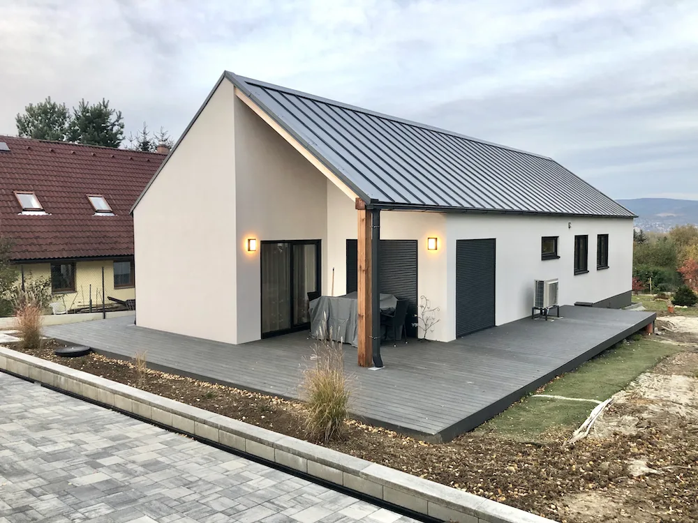 Dřevěná terasa je krásná, ale náročná na údržbu. Populární WPC nedostatky eliminuje