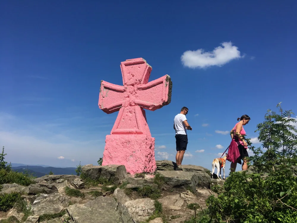 Kříž pod Štěpánkou znovu terčem vandalů. Někdo ho celý natřel na růžovo