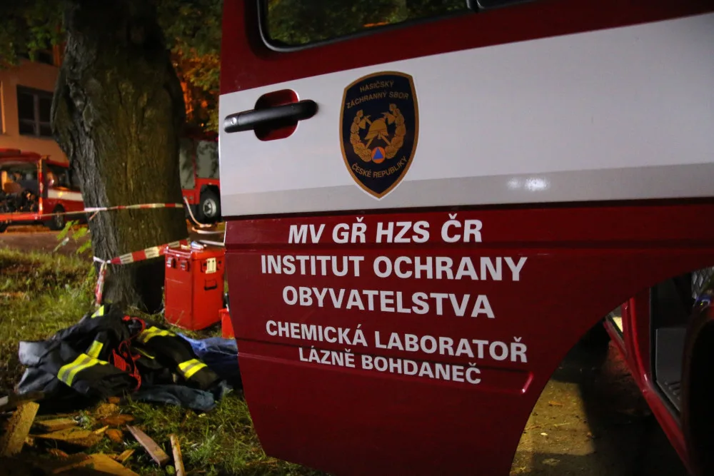 Detekční přístroje hasičů v Jablonci nic nezjistily. Měření pokračuje, místo hlídá policie
