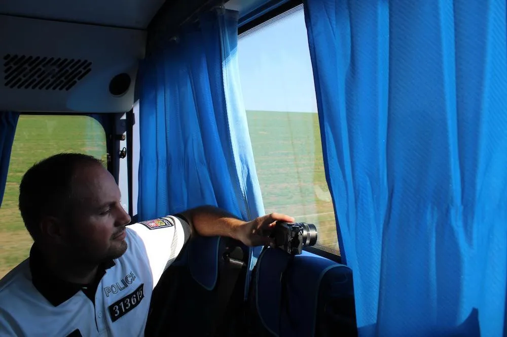 Policisté kontrolovali na řidiče ze speciálního autobusu. Ti neměli pásy nebo telefonovali