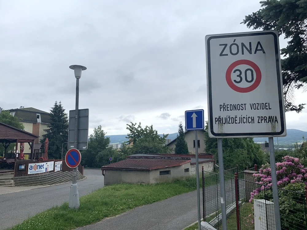 Pod Hokejkou vznikne síť jednosměrek. Mají pomoci s parkováním