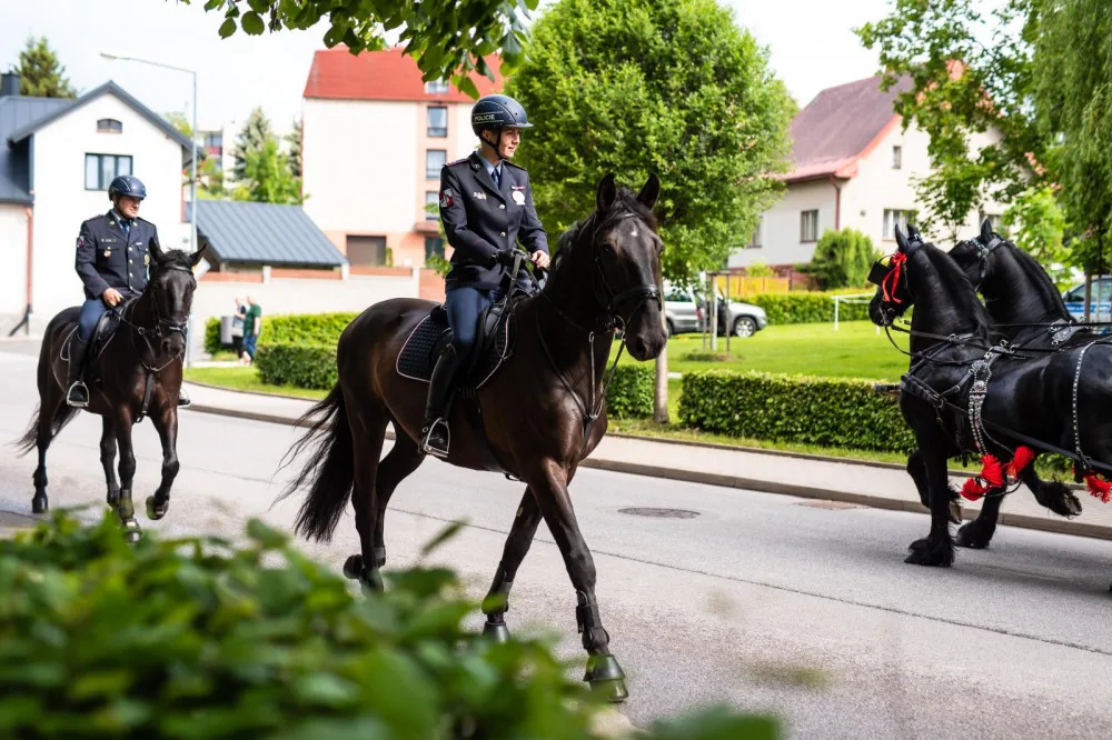 Svátku koní na Semilsku se zúčastnila i liberecká jízdní policie. V čele průvodu nesla prapory