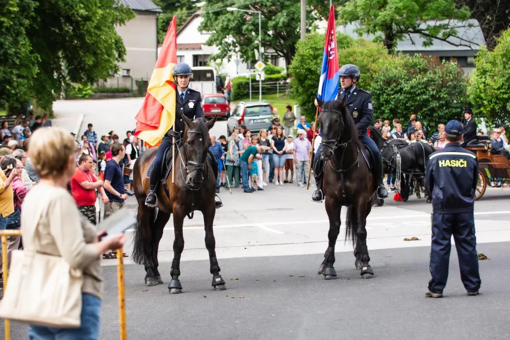 Svátku koní na Semilsku se zúčastnila i liberecká jízdní policie. V čele průvodu nesla prapory