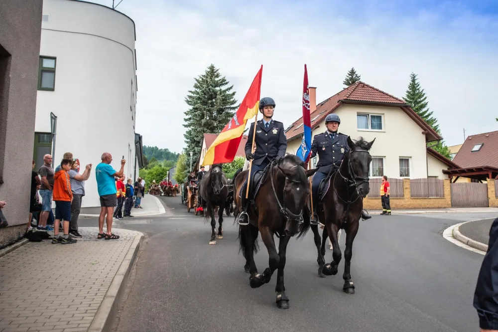 Svátku koní na Semilsku se zúčastnila i liberecká jízdní policie. V čele průvodu nesla prapory