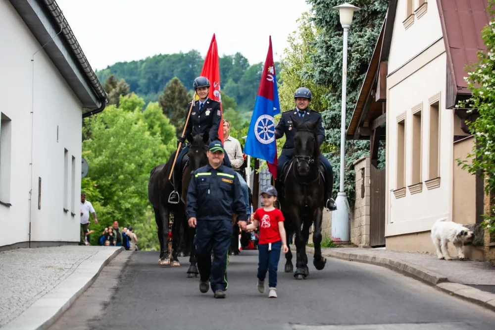 Svátku koní na Semilsku se zúčastnila i liberecká jízdní policie. V čele průvodu nesla prapory