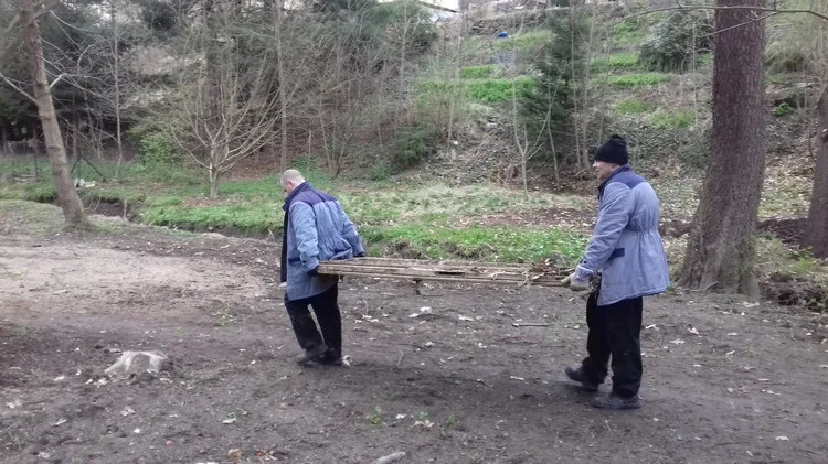 Vězni už sedm let pomáhají uklízet Liberec. Nedávno vyčistili lesopark, pomohou u cyklostezky