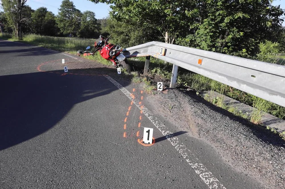Motorkáři vletěla pod helmu vosa. Havaroval a náraz do svodidel mu amputoval nohu