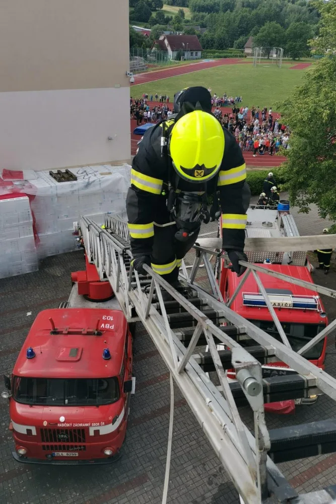 Studený kouř, pohřešované osoby i první pomoc. Hasiči cvičili požární zásah na školách v kraji