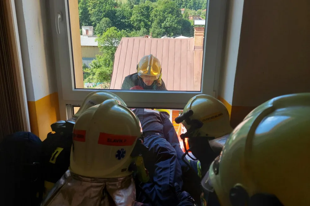 Studený kouř, pohřešované osoby i první pomoc. Hasiči cvičili požární zásah na školách v kraji