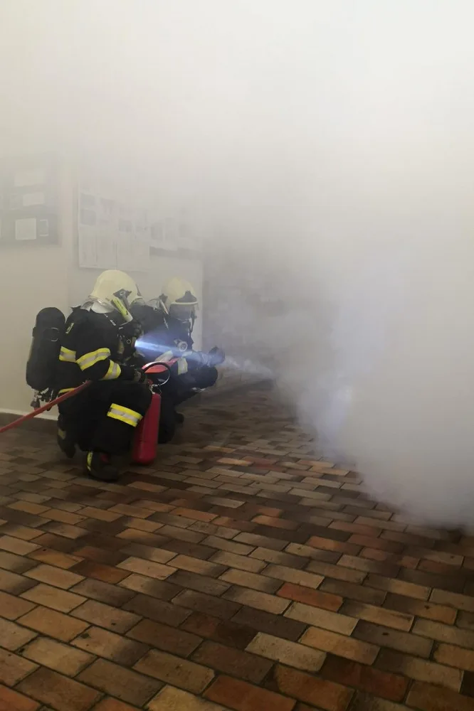 Studený kouř, pohřešované osoby i první pomoc. Hasiči cvičili požární zásah na školách v kraji