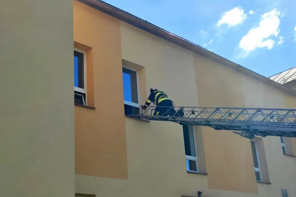 Studený kouř, pohřešované osoby i první pomoc. Hasiči cvičili požární zásah na školách v kraji