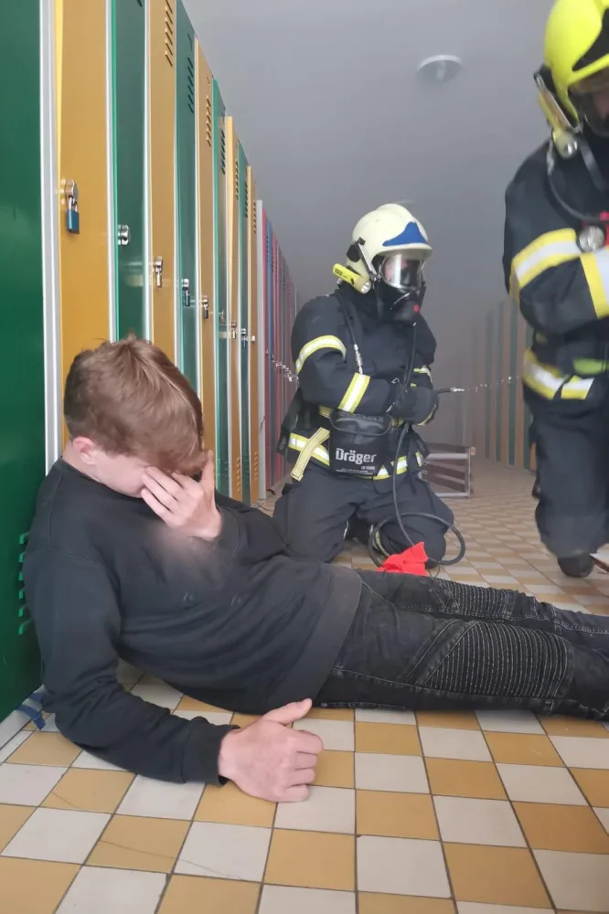 Studený kouř, pohřešované osoby i první pomoc. Hasiči cvičili požární zásah na školách v kraji