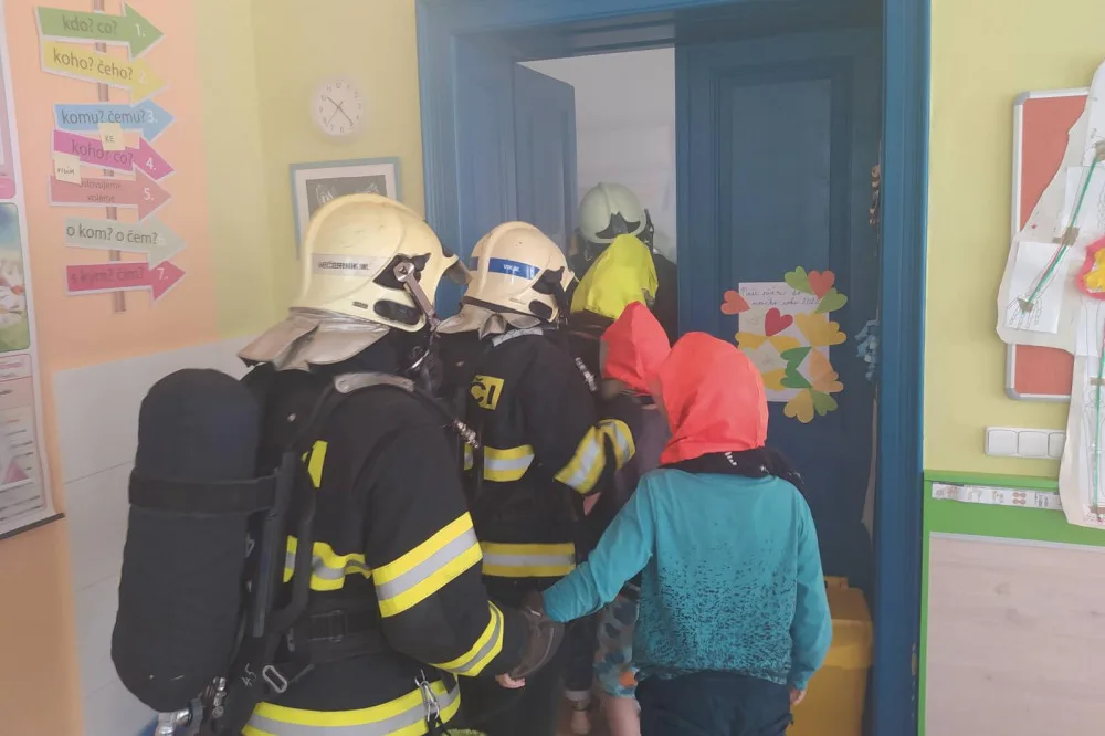 Studený kouř, pohřešované osoby i první pomoc. Hasiči cvičili požární zásah na školách v kraji