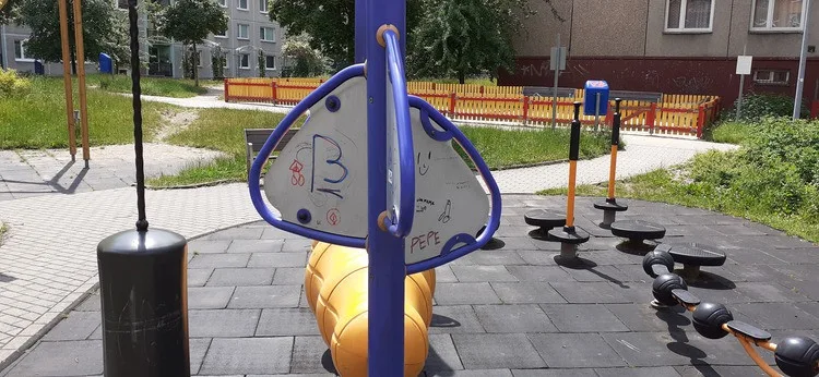 Opravené hřiště na Dobiášovce po pár dnech poničili vandalové