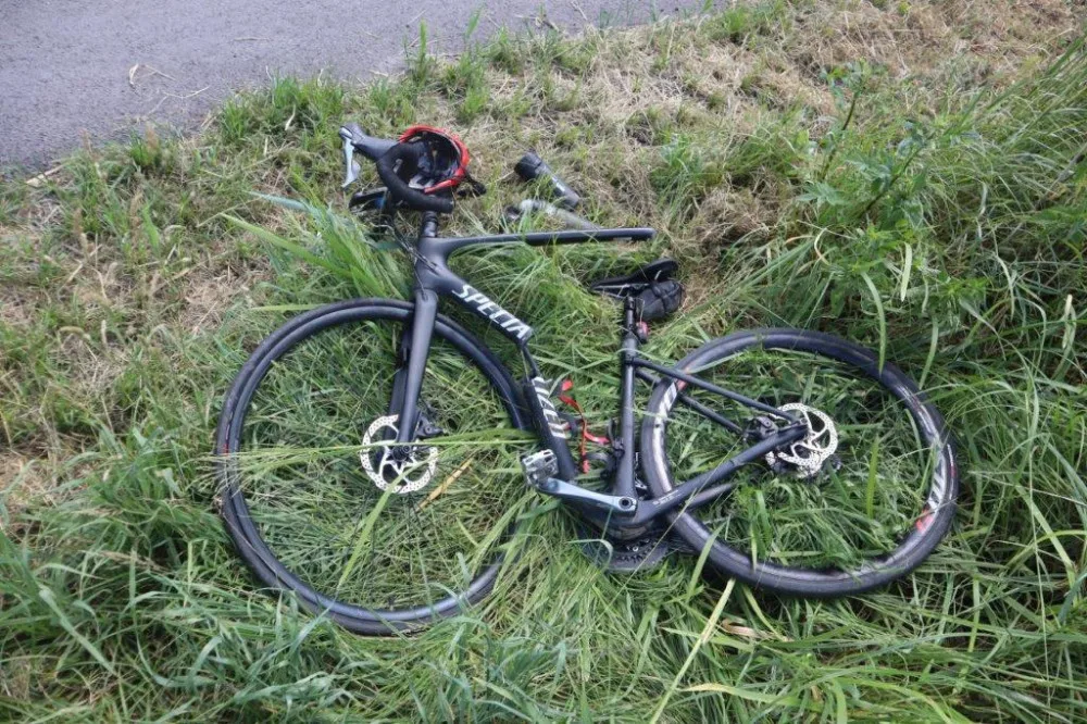 Cyklista se na Českolipsku střetl s traktorem, zachránila jej přilba. Kolo se silným nárazem rozlomilo