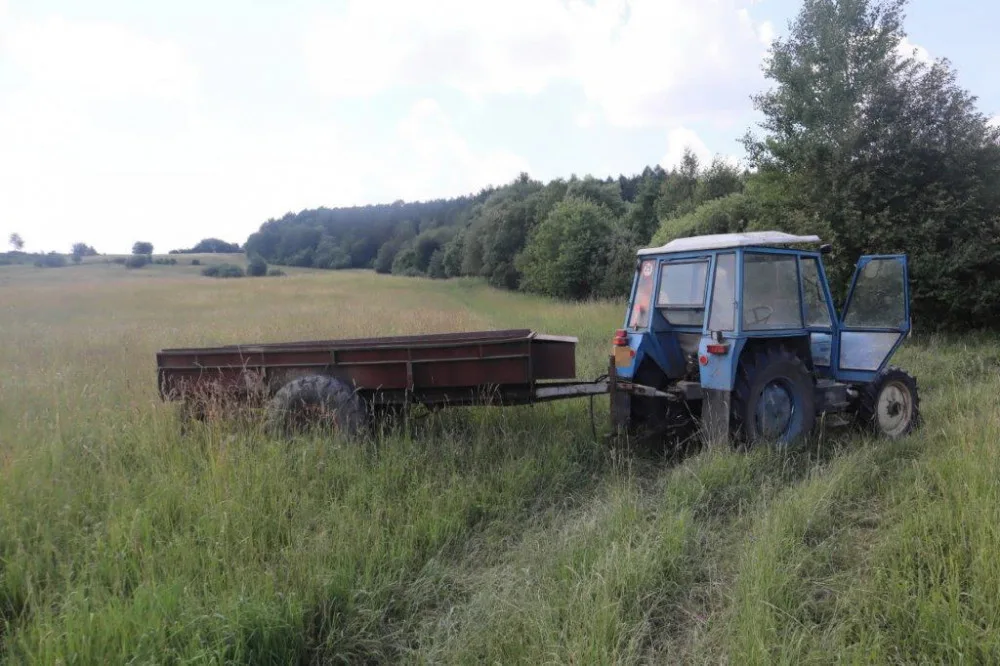 Cyklista se na Českolipsku střetl s traktorem, zachránila jej přilba. Kolo se silným nárazem rozlomilo