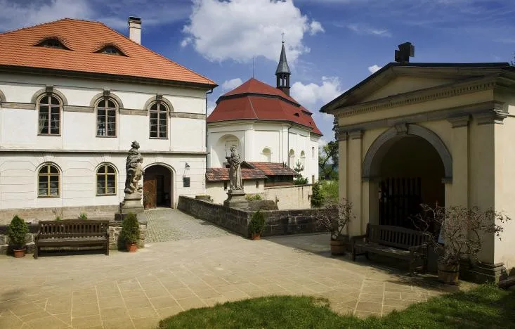 Hrad Valdštejn, první nádvoří