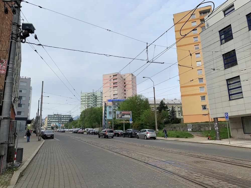 Plánovací smlouva na dostavbu části ulice 1. máje schválena. U oken paneláku může vyrůst sedmipatrový dům