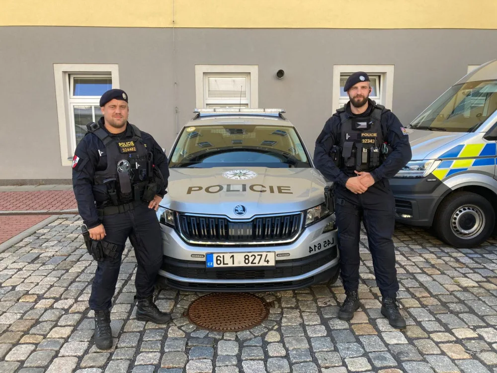 Řidič v Liberci zkolaboval za volantem. Život mu zachránili kolemjedoucí policisté pomocí defibrilátoru