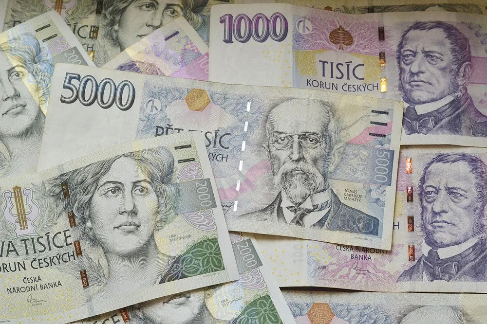 Skončila platnost některých papírových bankovek s úzkým pruhem. Výměna je možná už jen v bankách