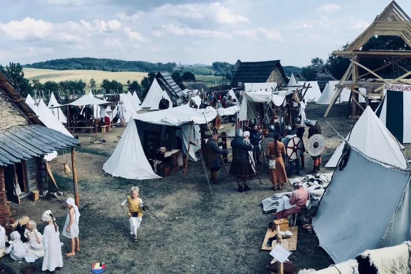 Středověké oblečení, nástroje i bitva. Spolek Curia Vítkov u Chrastavy opět pořádá tradiční Dobývání
