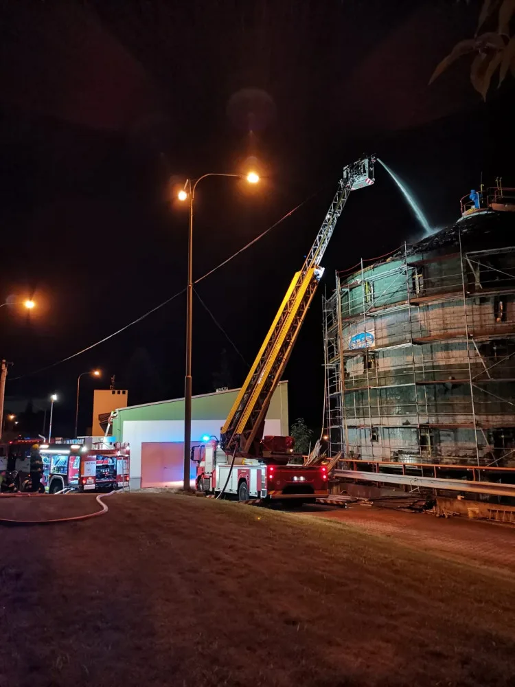 Zásah hasičů v čističce odpadních vod. Hořelo obložení nádrže s plynem