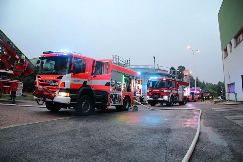 Škoda po požáru v čističce je půl milionu korun. Uhasit se ho podařilo až dopoledne