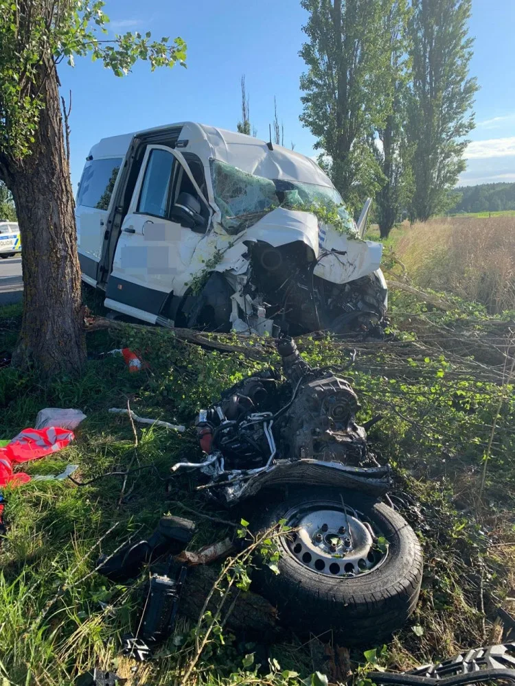 Posádka auta z Liberecka havarovala na jihu Čech. Tři lidé se zranili