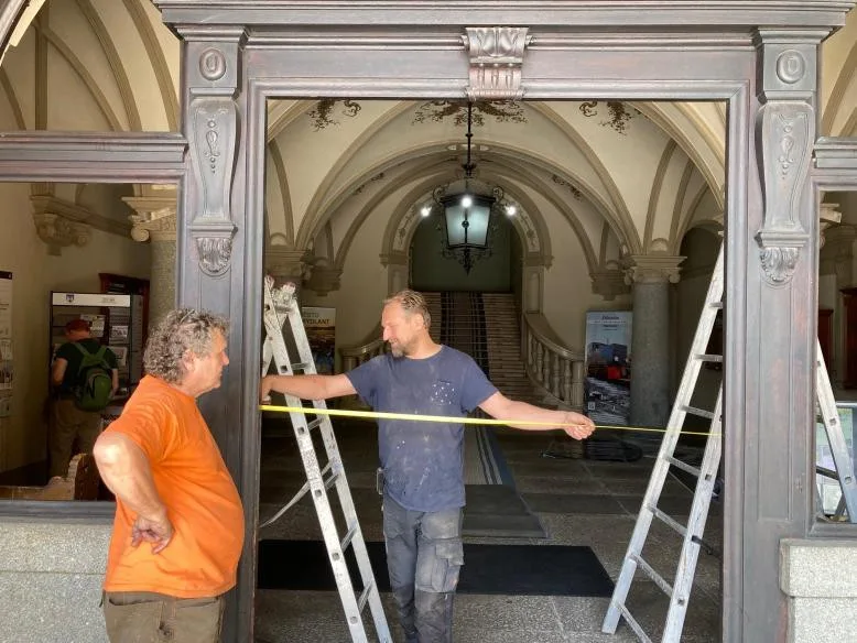 Frýdlantská radnice přišla o dveře, do října budou v péči restaurátorů