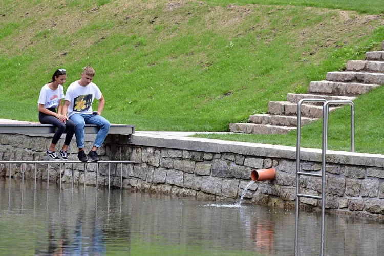 Lesák stále není vhodný ke koupaní, na Mácháči se kvalita vody mírně zlepšila