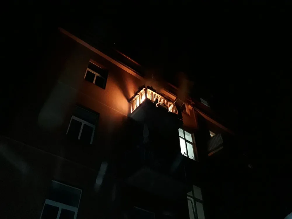 Noční požár v Sokolské ulici. Dva lidé skončili v nemocnici
