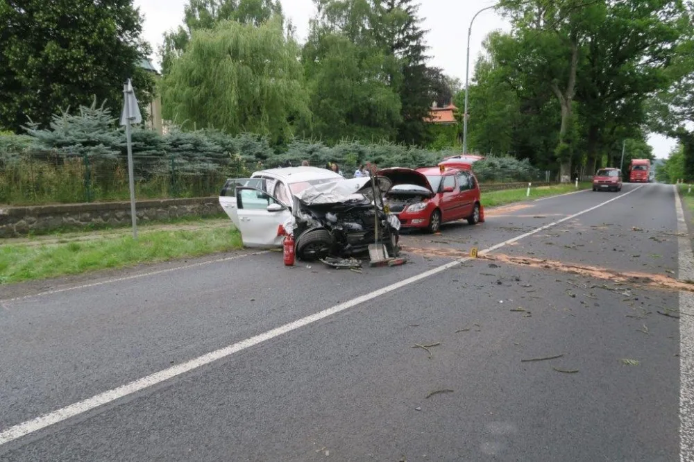 Řidič na Českolipsku narazil vlivem mikrospánku do protijedoucího vozidla. Zranily se malé děti