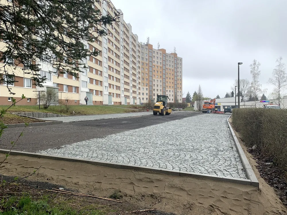 Liberec získal stavební povolení na parkoviště před Hokejkou. Lidé tam už stejně parkovali