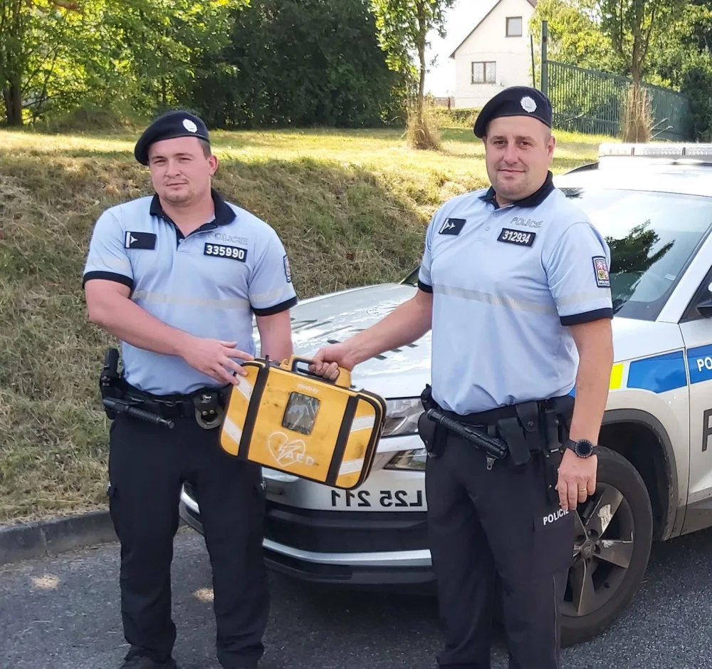 Na Frýdlantsku zkolaboval senior, jeho život pomohli zachránit policisté pomocí defibrilátoru