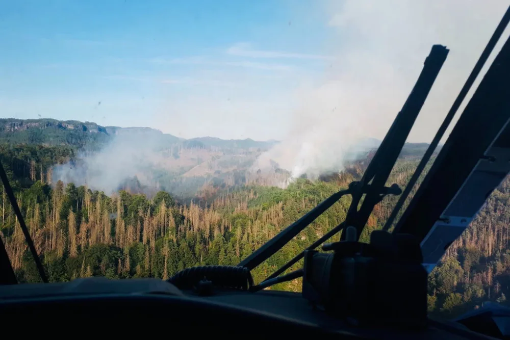 VIDEO: Nic většího než požár v Českém Švýcarsku jsem nikdy neviděl, říká armádní pilot