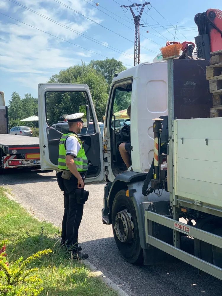 Policisté v Libereckém kraji kontrolovali řidiče náklaďáků. Někteří překročili maximální dobu řízení nebo měli špatně upevněný náklad
