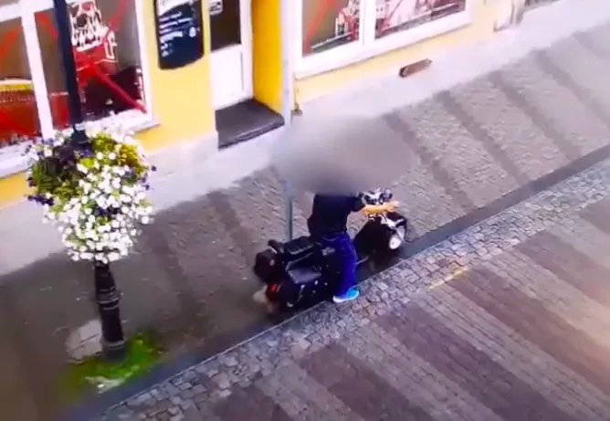 Chtěl odjet z centra města. Zapomněl, že skútr má zamčený ke značce
