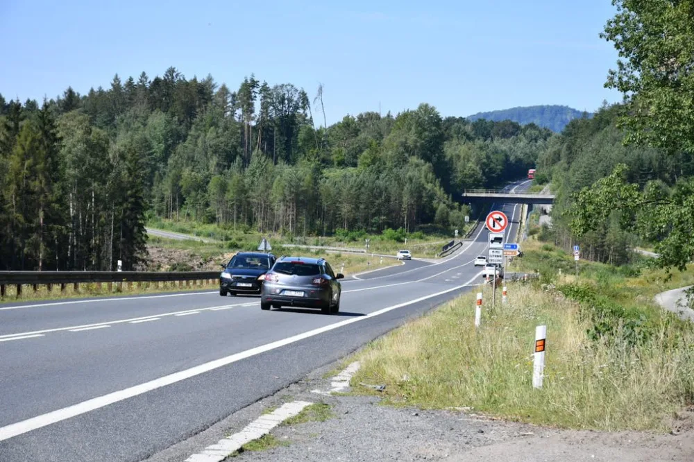 Začala stavba rozšíření silnice mezi obcemi Nový Bor a Svor. Hotovo by mělo být do dvou let