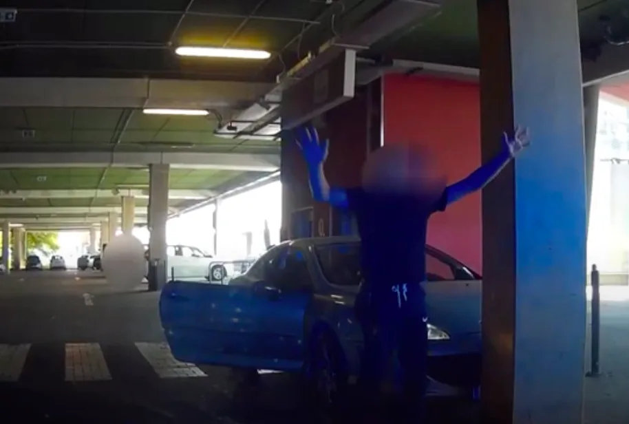 Policisté po Liberci pronásledovali zfetovaného cizince. Kličkoval mezi auty na parkovišti OC Nisa