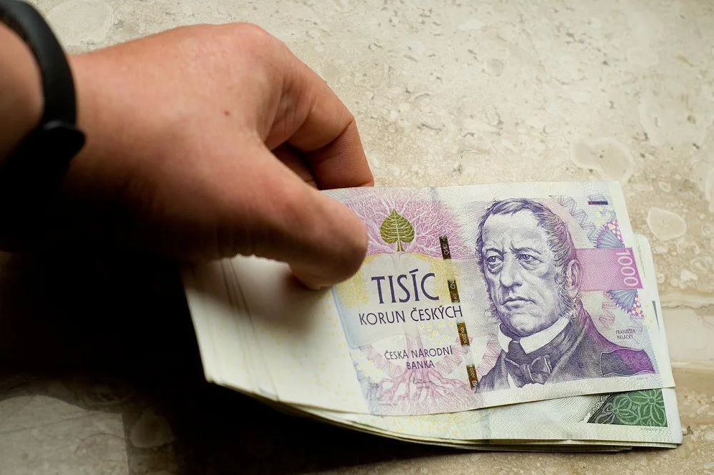 Většina Čechů s příjmy podle průzkumu vystačí. Finanční problémy má stále více lidí