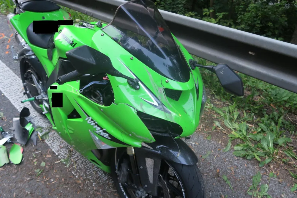Na silnici u Železného Brodu zemřel při podvečerní nehodě motorkář