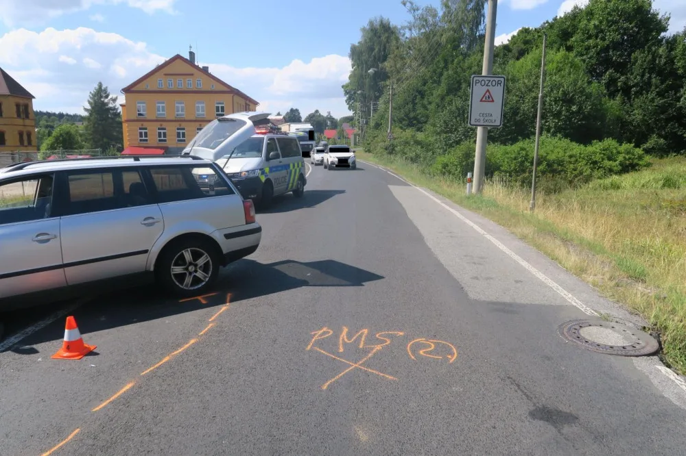 Řidič na Jablonecku vyháněl včelu z auta. Vjel do protisměru a srazil se s protijedoucím vozem