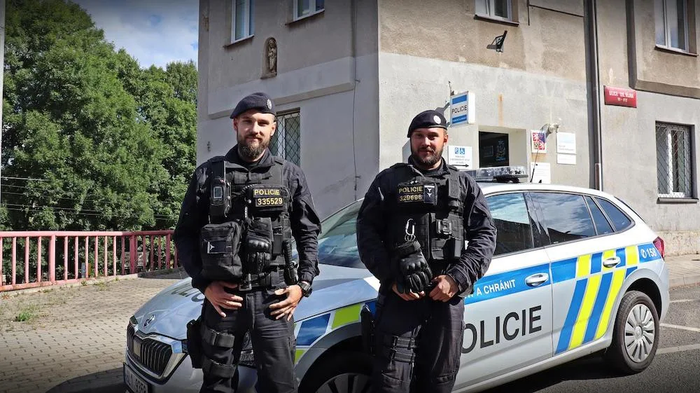 Muž omdlel a spadl do vozovky. Život mu zachránila hlídka policistů