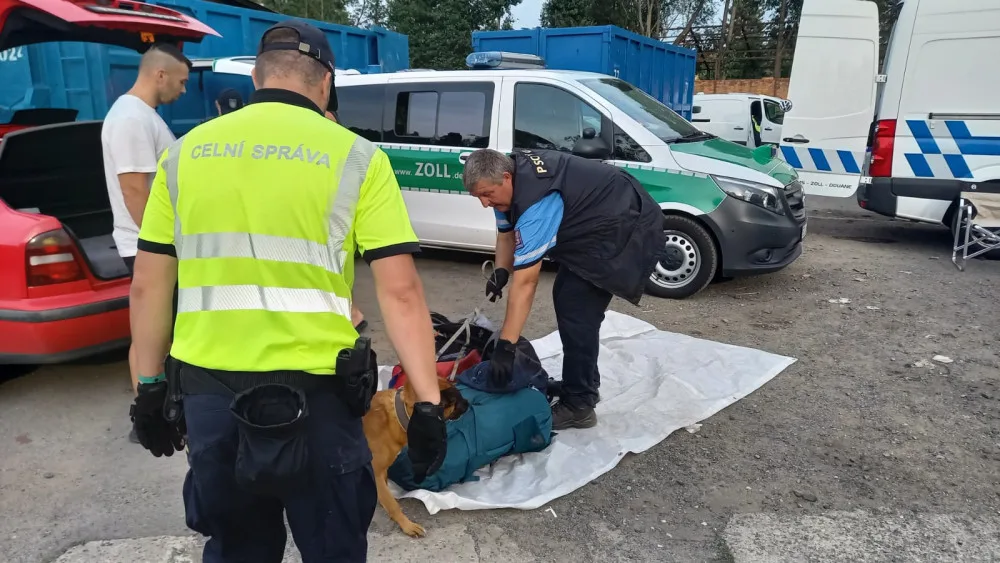 Policisté kontrolují vozidla