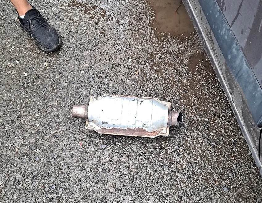 Máš z toho kino, co? Svědkyně zavolala na zloděje katalyzátoru policii