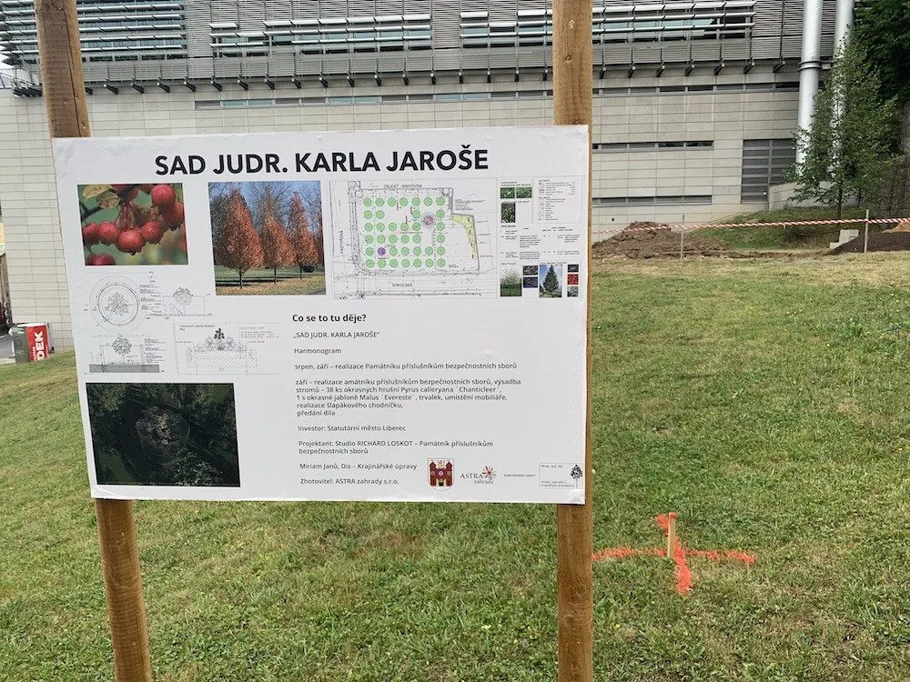 Hrušňový sad i památník policistům. Úpravy prostranství vedle knihovny začaly