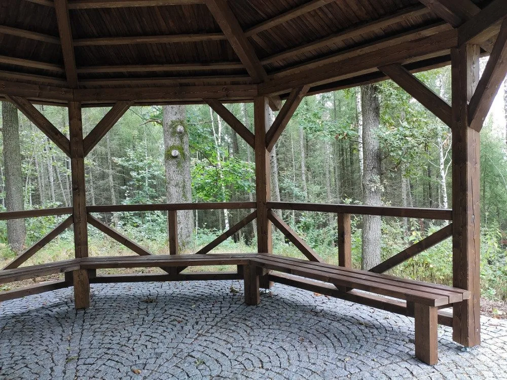 Město Chrastava postavilo v Horním Vítkově nový altán. Nahradil původní, který loni někdo ukradl