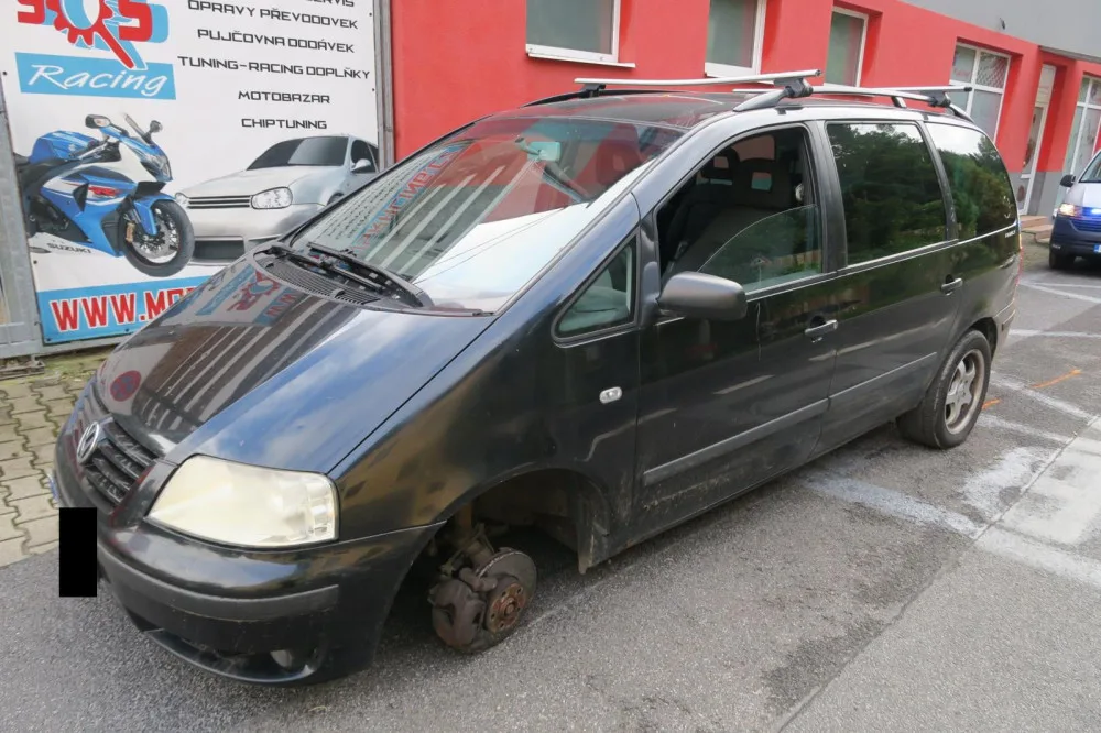 Z auta se v Proseči nad Nisou za jízdy uvolnilo kolo. Trefilo zaparkované auto